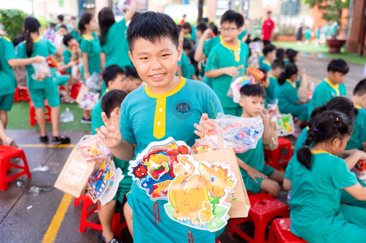 Nhiều lồng đèn, quà trung thu ý nghĩa dành tặng các em nhỏ tại Bình Dương của sinh viên VJIT 31