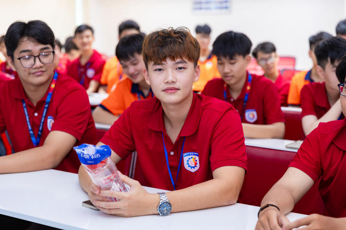 Sinh viên Viện Kỹ thuật tiếp cận quy trình sản xuất và công nghệ vi sinh tại Nhà máy Yakult Việt Nam 45