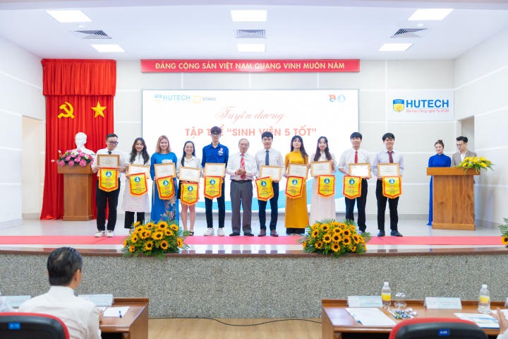 HUTECH kết nạp 05 Đảng viên mới nhân Kỷ niệm 73 năm ngày Truyền thống Học sinh - Sinh viên Việt Nam 96