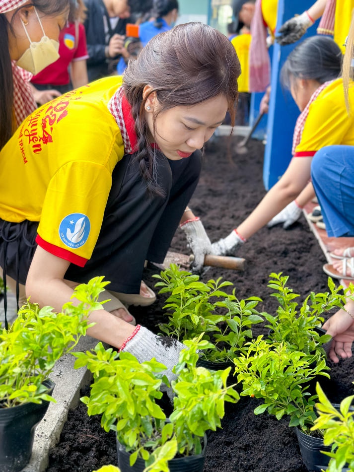 Sinh viên Khoa Luật HUTECH mang yêu thương, sức trẻ giúp đỡ các hoàn cảnh khó khăn tại huyện Nhà Bè 33