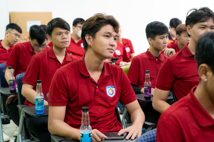 Sinh viên Viện Kỹ thuật trải nghiệm mô hình sản xuất thực phẩm - đồ uống hiện đại tại Uniben 42