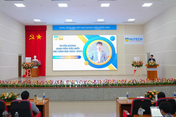 Gần 600 sinh viên tiêu biểu Học kỳ I năm học 2023-2024 của Khoa Quản trị kinh doanh được tuyên dương 117