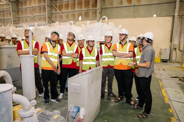 Sinh viên Viện Kỹ thuật khám phá môi trường sản xuất hiện đại tại Nhựa Tiền Phong 99