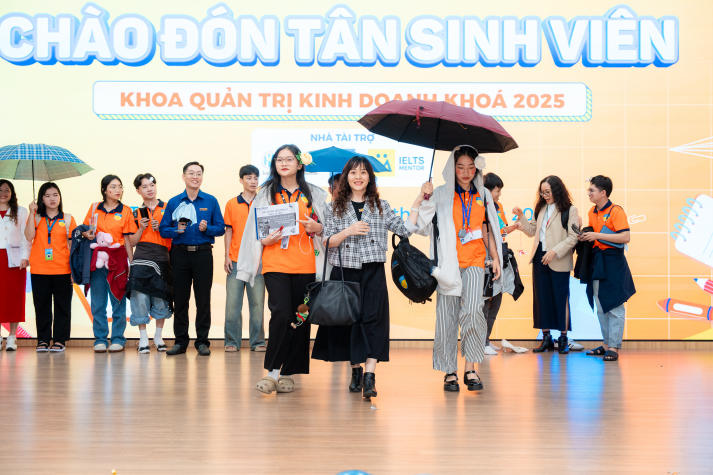 Khoa Quản trị kinh doanh chào đón tân sinh viên khoá 2025: Sẵn sàng hội nhập, vững bước tương lai 170