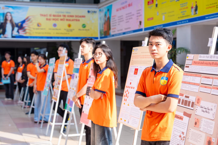 Sáng tạo từ trải nghiệm thực tế: Sinh viên ngành Kinh doanh thương mại báo cáo thực tập bằng poster 43
