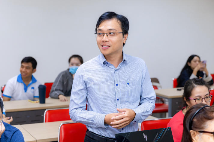 Sinh viên Khoa Dược lắng nghe chia sẻ thực tế về hành trình hành nghề Dược tại Úc 38