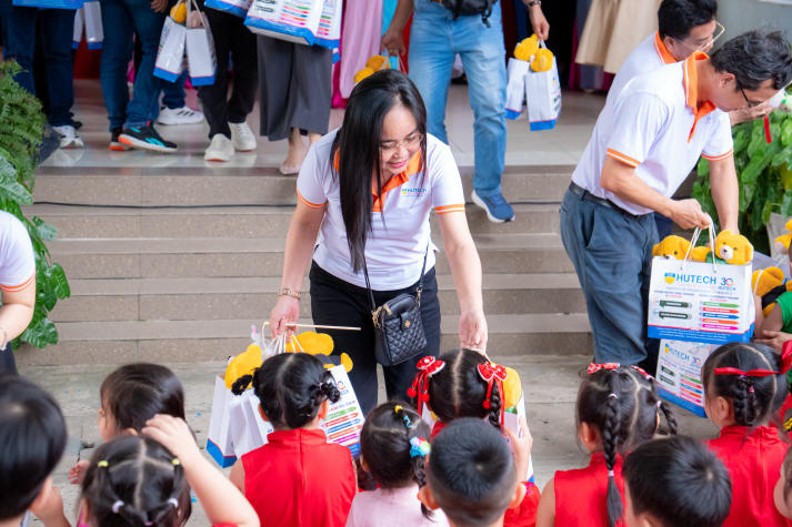 Một mùa Trăng trọn vẹn: Sinh viên Khoa Tài chính - Thương mại HUTECH đem niềm vui đến trẻ em Vĩnh Long 81