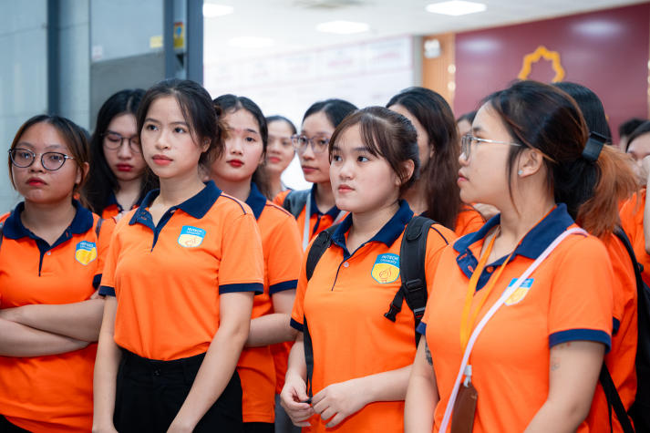 Sinh viên Khoa Marketing - Kinh doanh quốc tế học tập thực tế tại Hoa Sen Home 19