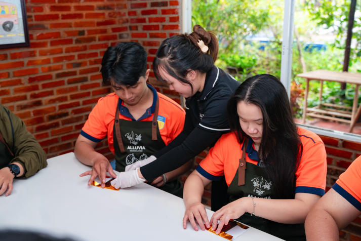 Sinh viên Công nghệ thực phẩm học từ trải nghiệm, hiểu sâu quy trình sản xuất socola Việt 67