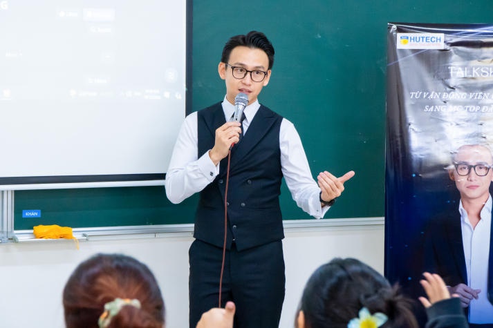 MC Quang Bảo bật mí “tips” xây dựng thương hiệu cá nhân cho sinh viên Quan hệ công chúng HUTECH 23