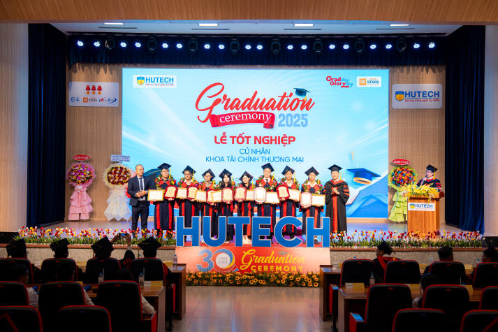 HUTECH vinh danh những gương mặt xuất sắc trong học tập và rèn luyện tại Lễ trao bằng tốt nghiệp 15