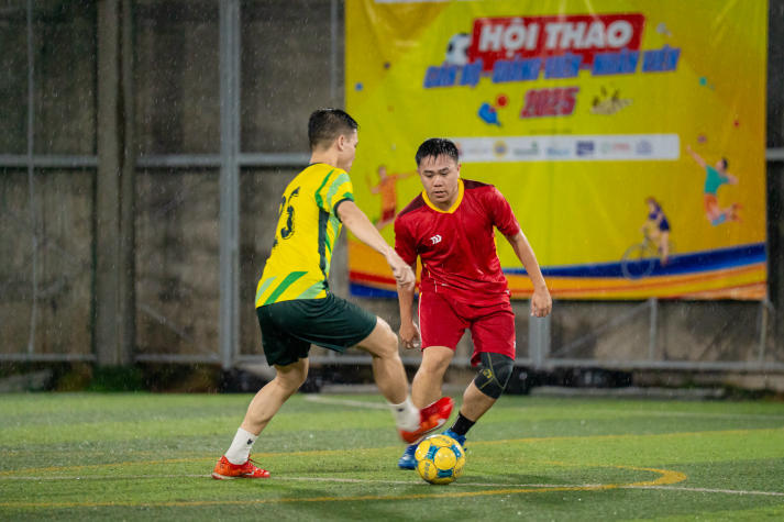 [Hội thao CB-GV-NV HUTECH 2025]: Rực lửa với những cuộc rượt đuổi tỷ số bộ môn Bóng đá nam 105