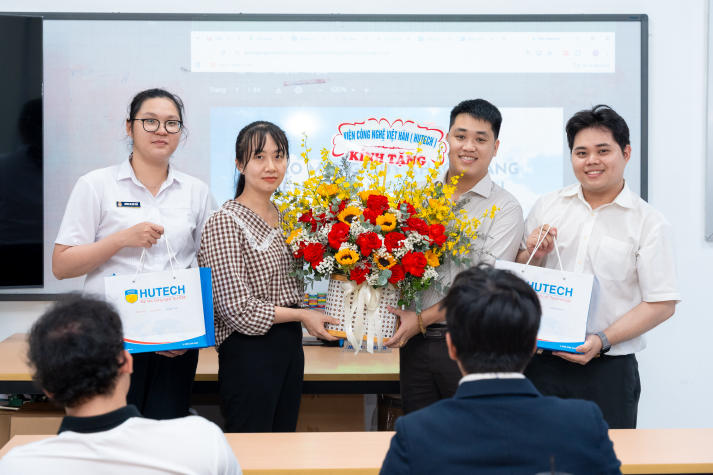 Sinh viên Viện Công nghệ Việt - Hàn tìm hiểu thực tế vận hành logistics tại Cảng Cát Lái 79