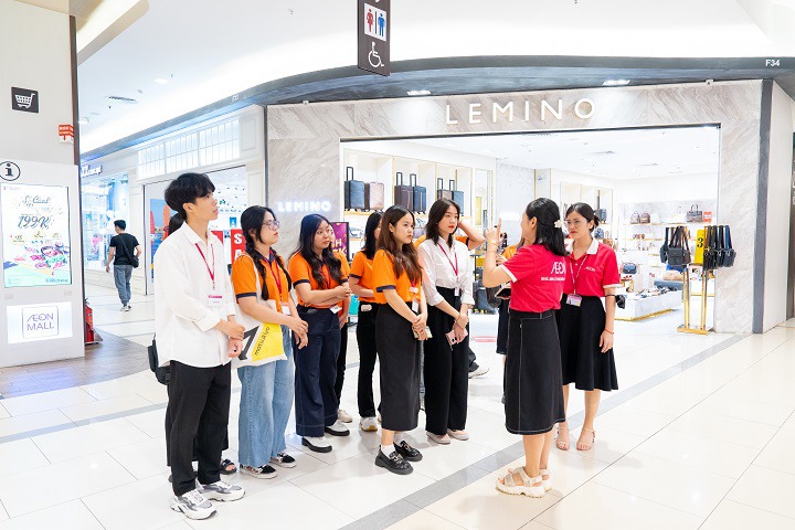 Sinh viên Khoa Nhật Bản học tích luỹ kiến thức thực tế hữu ích từ chuyến tham quan Trung tâm mua sắm AEON Bình Tân 83