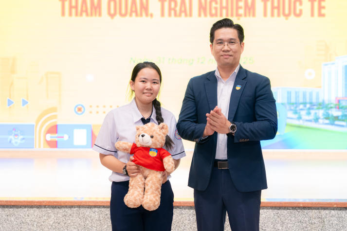 Học sinh THPT Vĩnh Cửu (Đồng Nai) trải nghiệm môi trường học tập tại HUTECH 75