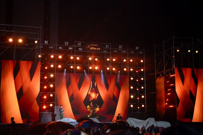 [Video] Âm vang Quốc kỳ: Sinh viên năm 2 Quản trị sự kiện tổ chức concert quy mô, chạm đến trái tim khán giả 54