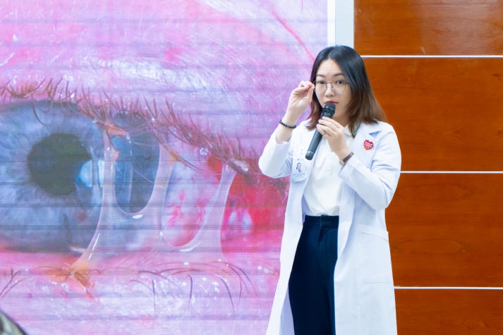 Sinh viên Khoa Dược tìm hiểu về bệnh lý "viêm kết mạc" và được khám, tầm soát các bệnh về mắt miễn phí 59