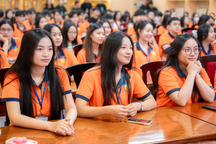 Sinh viên HUTECH soi mình và rèn kỹ năng qua “Mirror Mirror – Hình ảnh bạn phản chiếu” 68