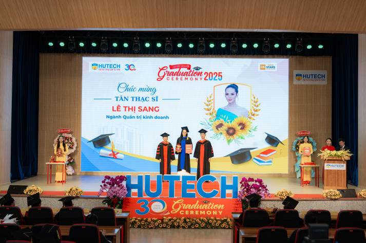 Người đẹp Hoa hậu Hoàn vũ Việt Nam 2015 truyền cảm hứng trong Lễ tốt nghiệp HUTECH 5