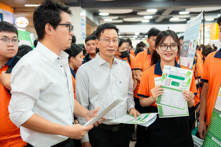 Khi ý tưởng chạm thực tiễn: Sinh viên Khoa Tài chính - Thương mại tỏa sáng tại Trưng bày poster Dự án doanh nghiệp 91