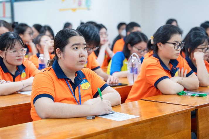 Giải mã bí quyết chọn đề tài, khai thác tài liệu khoa học cùng sinh viên Khoa Tiếng Anh 68