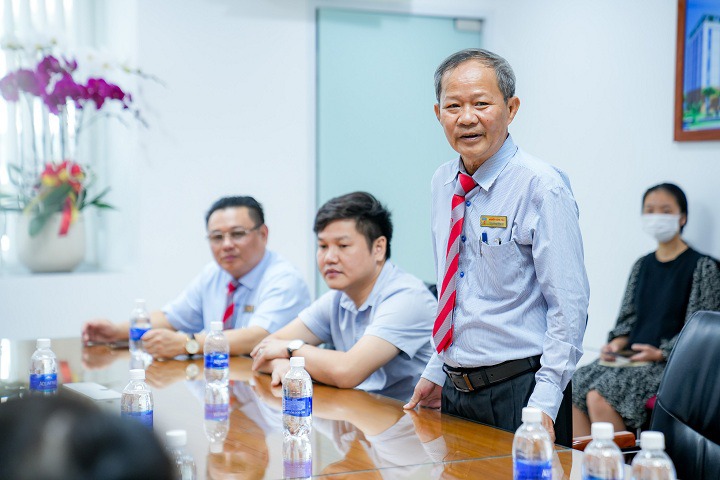 Thầy Nguyễn Công Mậu đã bày tỏ niềm xúc động và tự hào trước tình cảm to lớn mà Hội Cựu Sinh viên dành cho Trường