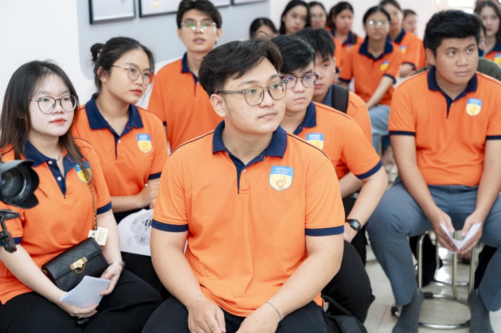 Theo chân sinh viên Khoa Tiếng Anh tìm hiểu môi trường giảng dạy ngôn ngữ tại IELTS Mentor 19