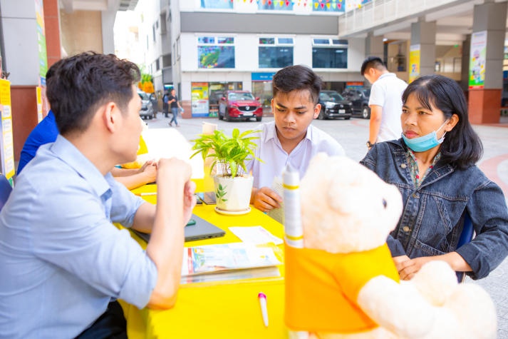 HUTECH rộn ràng đón thí sinh, phụ huynh đến tìm hiểu quy trình nhập học ngay sau khi công bố điểm chuẩn 29