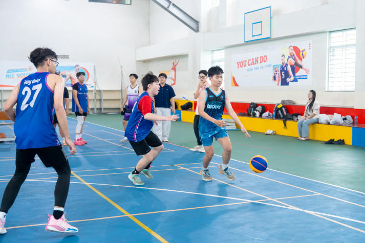 Ngôi Vô địch môn Bóng rổ Giải thể thao chào đón tân sinh viên thuộc về đội The Crew 34