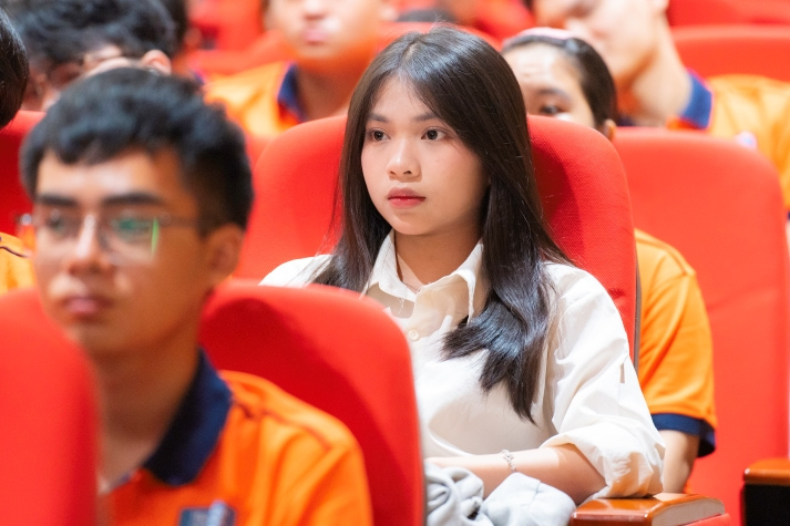 [Video] HUTECH tiếp lửa nhiệt huyết cho các tân binh từ buổi Sinh hoạt đầu khoá 39