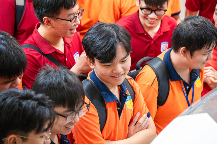 Sinh viên Viện Kỹ thuật tìm hiểu quy trình tự động hóa tại Nhà máy Yakult Việt Nam 57