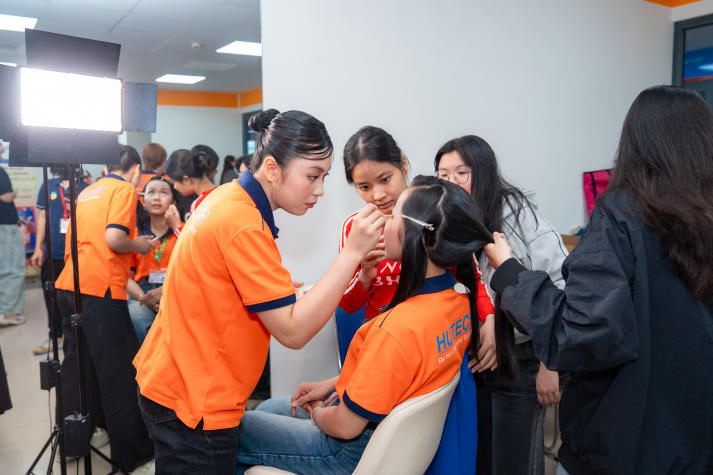[Video] Sinh viên Công nghệ thẩm mỹ học hỏi kỹ thuật trang điểm Á Đông cùng chuyên gia đầu ngành 51