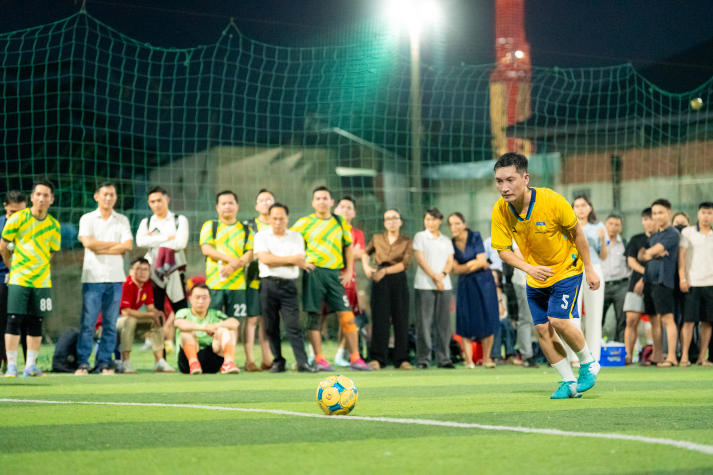 [Hội thao CB-GV-NV HUTECH 2025] Nảy lửa vòng Tứ kết bóng đá nam, 04 cái tên xuất sắc lộ diện vào Bán kết 20