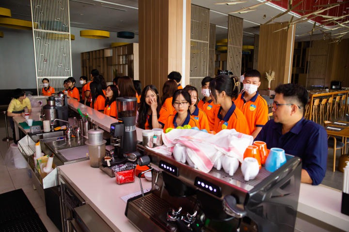 Sinh viên được dịp tham quan các khu vực trong khách sạn như lễ tân, nhà hàng, hồ bơi,... HUTECH 1