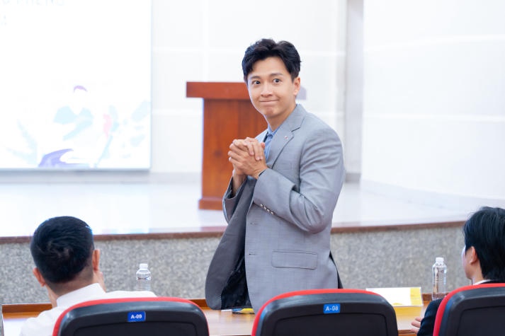 [Video] Sôi nổi buổi giao lưu cùng ca sĩ Ngô Kiến Huy và thăm khám sức khỏe răng miệng của sinh viên HUTECH 22