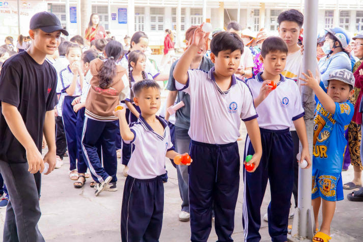 Sinh viên Khoa Marketing - Kinh doanh quốc tế mang “Ngàn điều trăng nói” đến với thiếu nhi Vĩnh Long 59