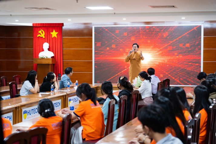 Sinh viên Khoa Trung Quốc học bày tỏ lòng biết ơn thầy cô qua hội thi văn nghệ “Tri ân người lái đò” 22
