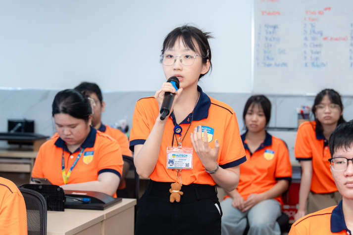 Sinh viên Khoa Tài chính - Thương mại tìm hiểu nghề kế toán và cơ hội thực tập tại Tim Sen 42