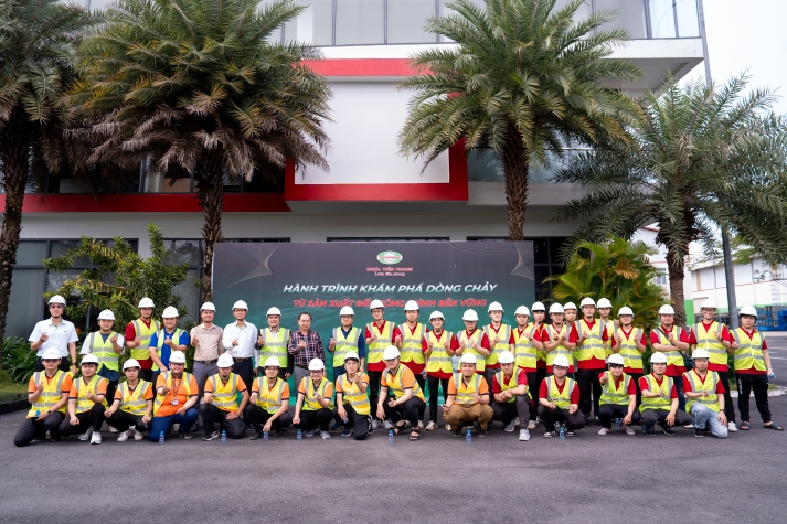 Sinh viên Viện Kỹ thuật khám phá môi trường sản xuất hiện đại tại Nhựa Tiền Phong 109