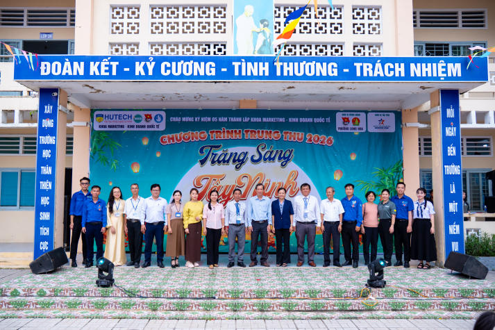 Sinh viên Marketing - Kinh doanh quốc tế viết nên mùa trăng sẻ chia tại Tây Ninh 15
