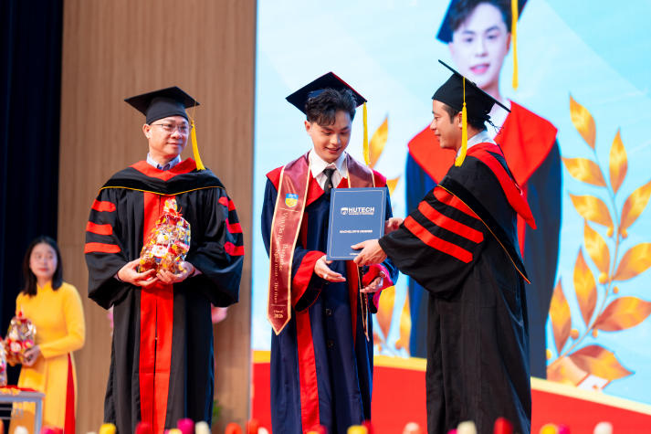 Lễ trao bằng tốt nghiệp HUTECH: Vinh danh nghị lực học tập vượt giới hạn thời gian và tuổi tác 137