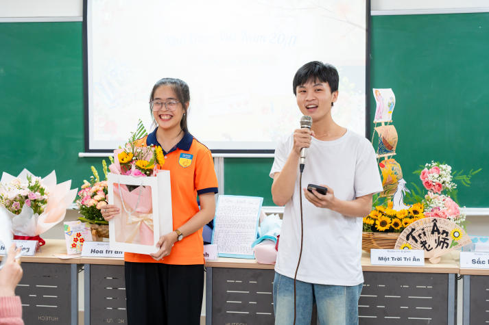 [Ảnh] Tri ân người lái đò: Hoa thay lời cảm mến của sinh viên Trung Quốc học trong ngày Nhà giáo Việt Nam 49