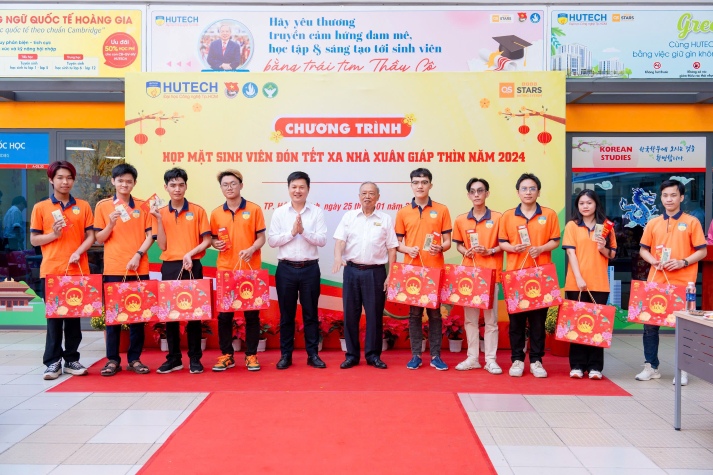 Đoàn Thanh niên - Hội Sinh viên HUTECH tiếp nhận nhu cầu cần hỗ trợ của sinh viên dịp Tết Nguyên đán 2025 13