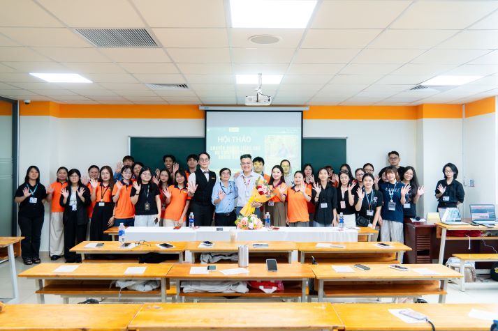 Sinh viên Khoa Tiếng Anh nhập vai hướng dẫn viên, luyện ngôn ngữ qua tình huống nghề nghiệp 60