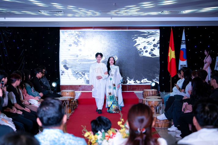 Sinh viên VKIT “xắn tay áo” tổ chức Fashion Show “Hồn Việt - Sắc Hàn” 54