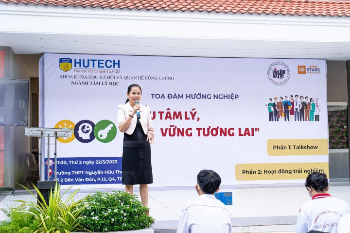 Sinh viên Tâm lý học HUTECH chia sẻ về tâm lý chọn ngành đại học cùng học sinh trường THPT Nguyễn Hữu Thọ 35