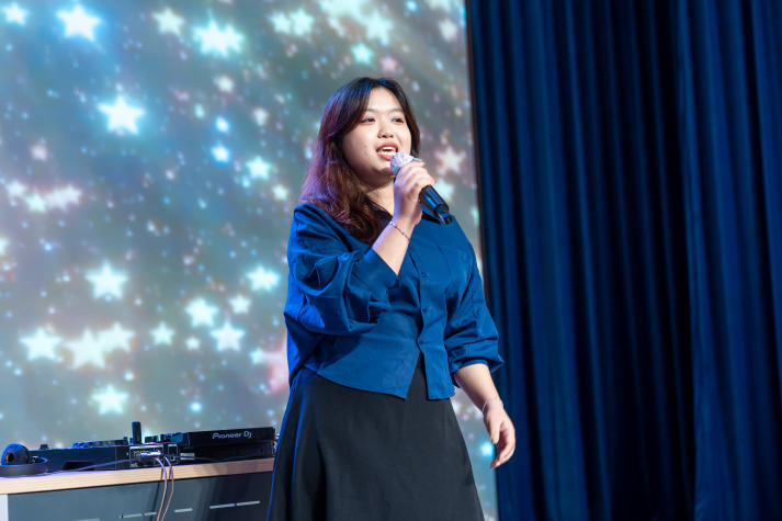 Sôi động, đa sắc màu: Tân sinh viên Khoa Trung Quốc học “cháy” hết mình tại Đêm nhạc hội chào năm học mới 41