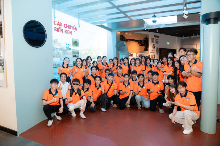 [Ảnh] Sinh viên Khoa Marketing - Kinh doanh quốc khám phá lịch sử, bồi đắp lý tưởng sống trên hành trình về nguồn 101