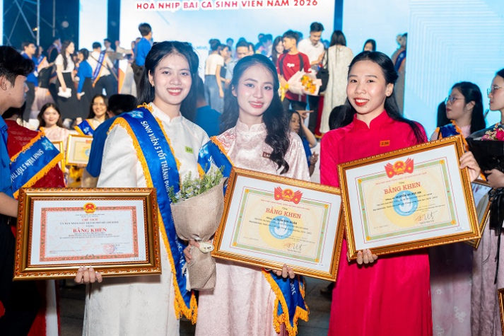 44 Sinh viên 5 tốt hai năm liên tục của HUTECH nhận Bằng khen của Chủ tịch UBND Thành phố 707