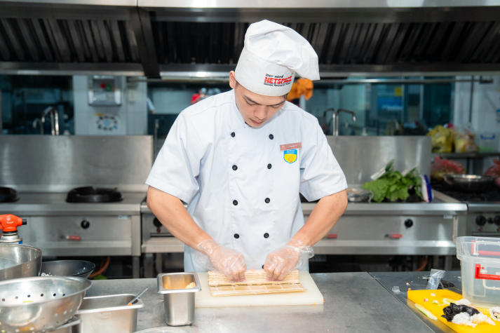 Sinh viên HUTECH biến đồ án thành nhà hàng Nhật, khách “chốt tiệc” ngay ngày khai trương 82